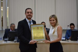 Vereador Guilherme Nunes entrega título de cidadã são-roquense para Tabeliã Dra. Gabriela