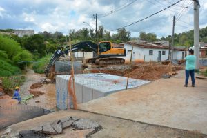 Vereador Diego Costa fiscaliza obras de construção da nova Ponte do Jardim Renê