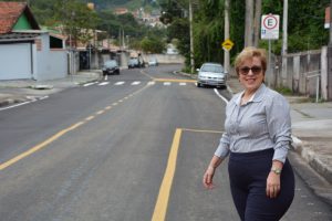 Dra. Cláudia Pedroso confere recapeamento asfáltico da Rua Gerson Nastri, na Vila Aguiar
