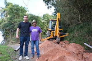 Guilherme Nunes confere término das obras de implantação da rede de água na Vila Maciel