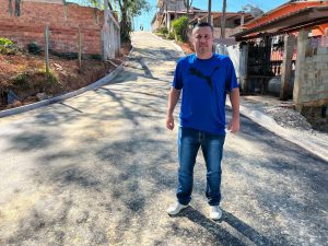 Vereador Thiago Nunes confere finalização do asfalto na Rua Oswaldo Bello
