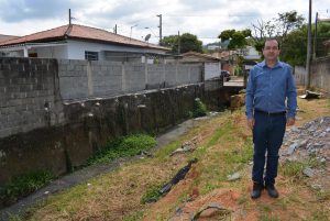 Vereador Alexandre Pierroni questiona Prefeitura sobre obra paralisada em córrego entre a Av. Anhanguera e a Rua Raposo Tavares