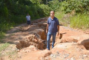 Vereadores denunciam estado de abandono da Rua Argeu Lombardi, no Bairro do Guaçu