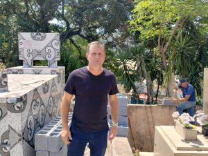 Após dois furtos registrados em oito dias e depois das cobranças do Vereador Cabo Jean, Prefeitura inicia reparos no muro do Cemitério da Paz