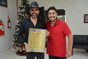 Vereador Diego Costa entrega título de cidadão são-roquense ao cantor sertanejo Edson