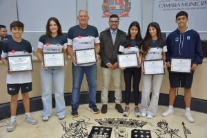 Atletas de São Roque recebem Moção de Congratulações por convocação para a Copa das Federações de Beach Tennis 2025