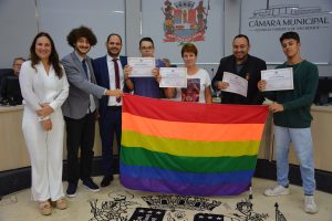Organizadores do 1º Encontro LGBTQIAPN+ recebem Moção de Congratulações na Câmara