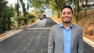 Vereador William Albuquerque confere andamento das obras de pavimentação em sete ruas do Vinhedos