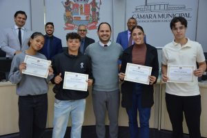 Vereador Mateus Taraborelli homenageia representantes do atletismo
