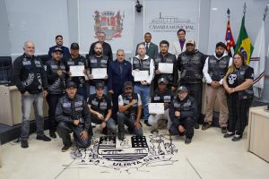 Vereador Julio Mariano homenageia Moto Clube Insanos por trajetória e atuação social