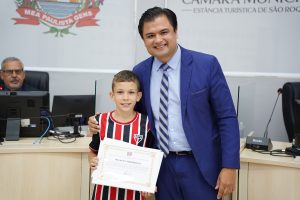 Jovem são-roquense de 10 anos conquista vaga nas categorias de base do São Paulo FC e recebe homenagem do Vereador Wellinton Oliveira